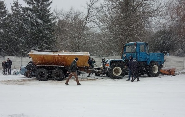 В Изюме трактор протаранил семь автомобилей