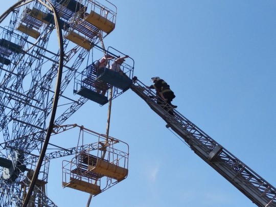 В Каменец-Подольском спасателям пришлось снимать детей с застрявшего колеса обозрения