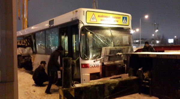 В Казахстане автобус с болельщиками столкнулся с бетономешалкой