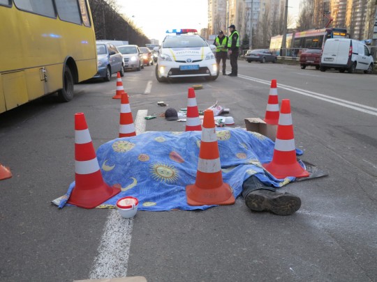 В Киеве бензовоз задавил мужчину: фото с места происшествия