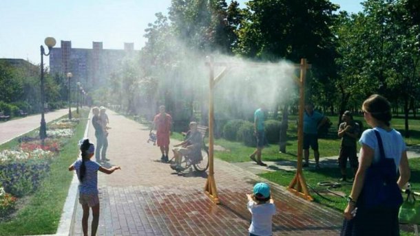 В Киеве борются с жарой водяными арками: где в столице можно освежиться
