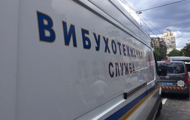 В Киеве ищут взрывчатку в трех судах