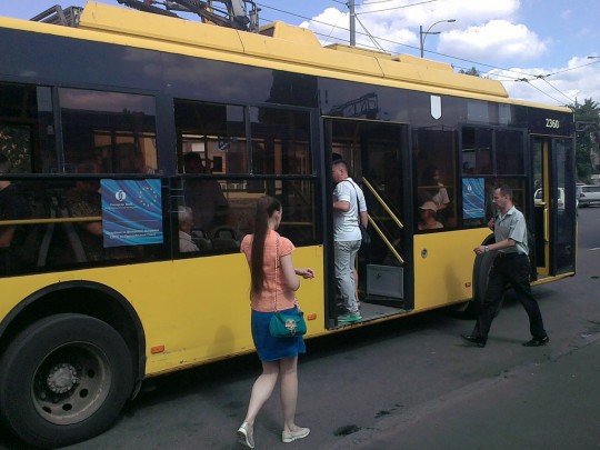 В Киеве из-за ремонта дороги на два месяца закроют важный троллейбусный маршрут (схема)