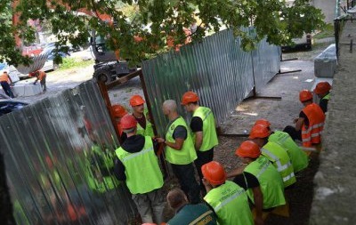 В Киеве крепкие молодые люди заблокировали стройку