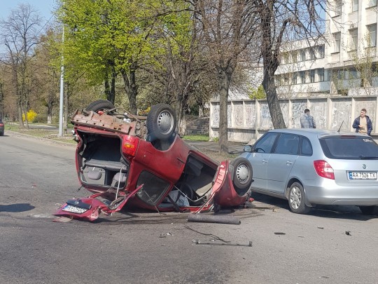 В Киеве произошло серьезное ДТП с переворотом: эксклюзивные фото с места аварии
