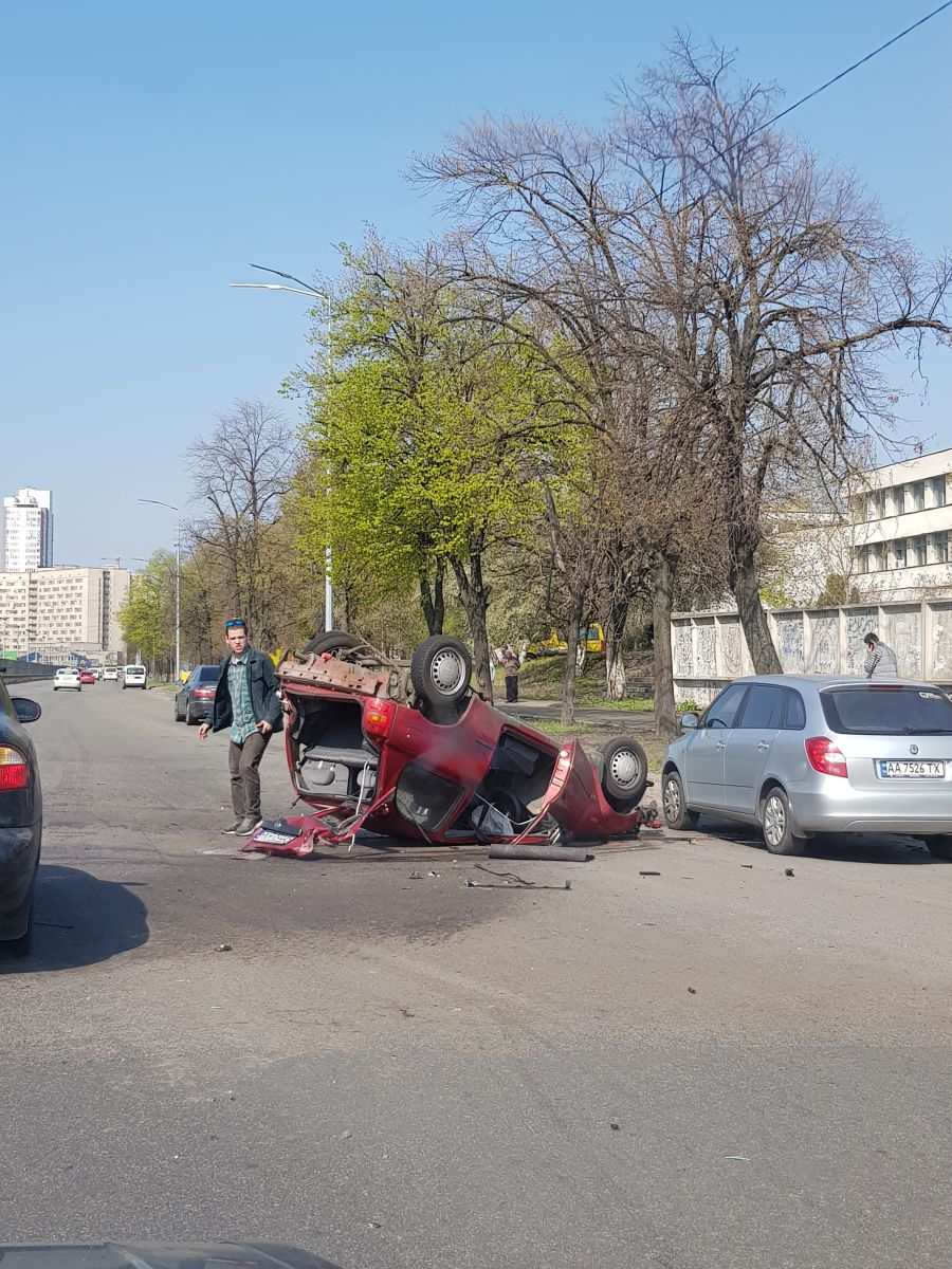 В Киеве произошло серьезное ДТП с переворотом: эксклюзивные фото с места аварии