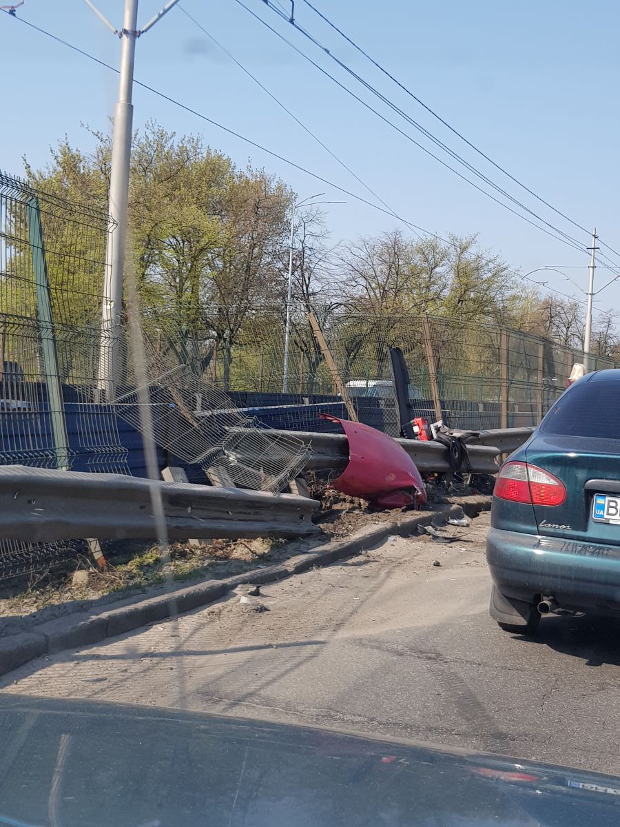 В Киеве произошло серьезное ДТП с переворотом: эксклюзивные фото с места аварии