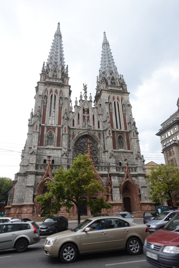 В Киеве с фасада костела святого Николая рухнул огромный камень (фото)