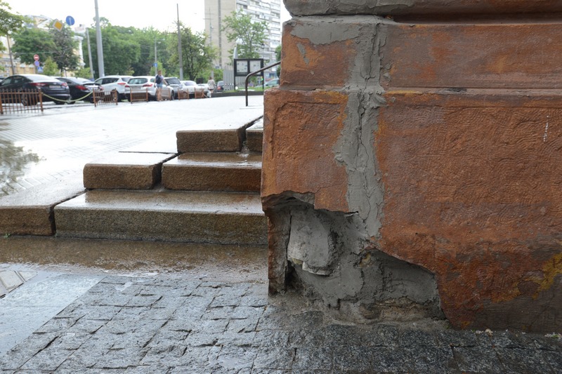 В Киеве с фасада костела святого Николая рухнул огромный камень (фото)