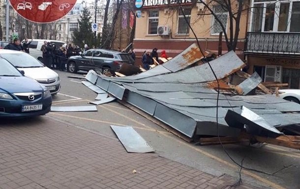В Киеве сильный ветер снес крышу со здания