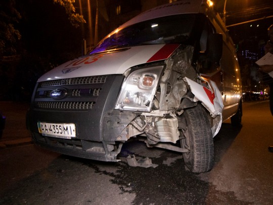 В Киеве скорая с пациентом попала в серьезное ДТП: видео с места аварии