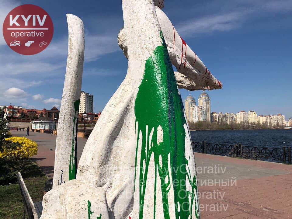 В Киеве вандалы изуродовали Аллею муз: сеть в бешенстве (фото)
