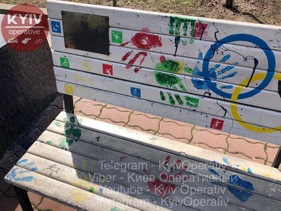 В Киеве вандалы изуродовали Аллею муз: сеть в бешенстве (фото)