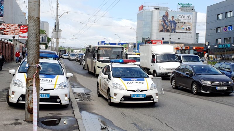 В Киеве велосипедист погиб под колесами самосвала: фото с места происшествия