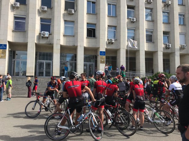В Киеве велосипедисты вышли на протест из-за скандала с чемпионкой Анной Соловей: фото