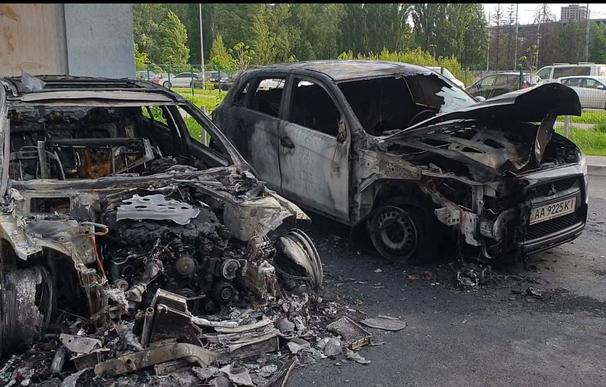 В Киеве за ночь сожгли пять авто: фото и видео с места ЧП