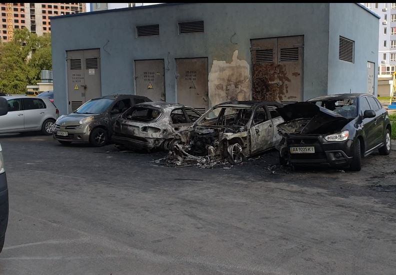 В Киеве за ночь сожгли пять авто: фото и видео с места ЧП
