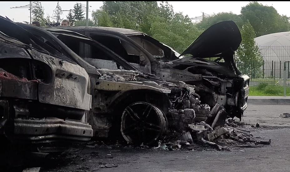 В Киеве за ночь сожгли пять авто: фото и видео с места ЧП
