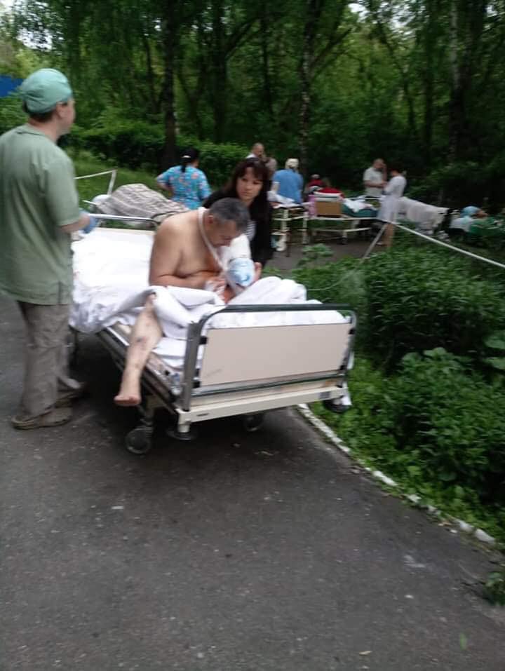 В Киеве заминировали больницу: пациенты после операций оказались на улице (фото)