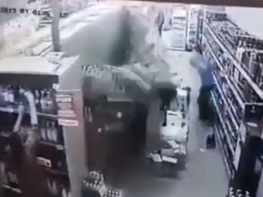 В киевском супермаркете внезапно обрушились полки со спиртным: впечатляющее видео