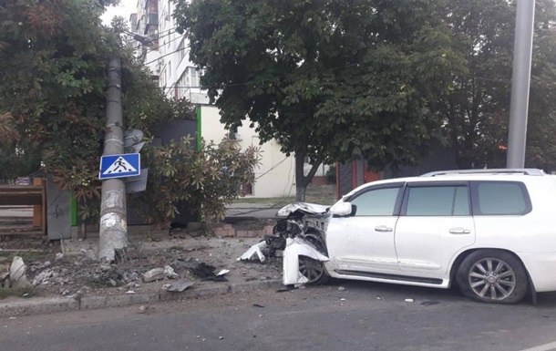 В Одессе Lexus протаранил электроопору и МАФ