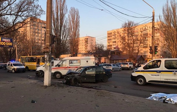 В Одессе Opel сбил нацгвардейцев, есть жертвы