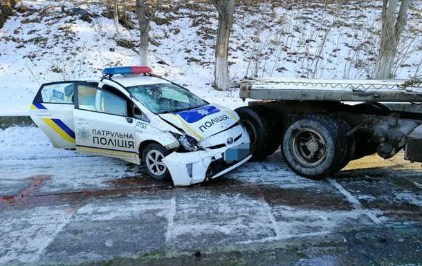 В Одессе патрульное авто врезалось в КамАЗ, пострадали полицейские