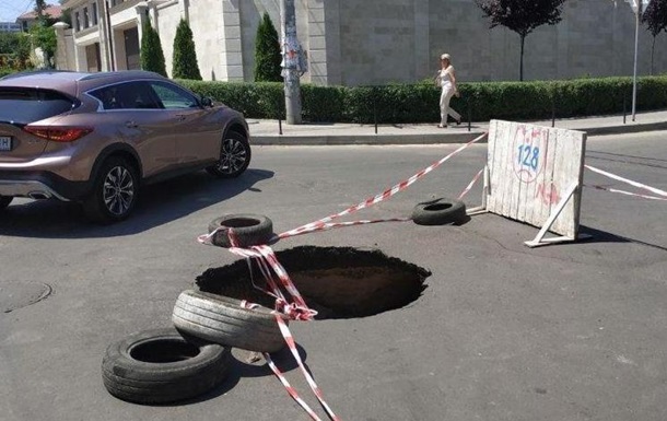 В Одессе посреди дороги появился провал глубиной полтора метра