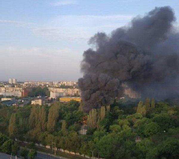 В Одессе вспыхнул масштабный пожар: горит склад на территории бывшей воинской части (фото)