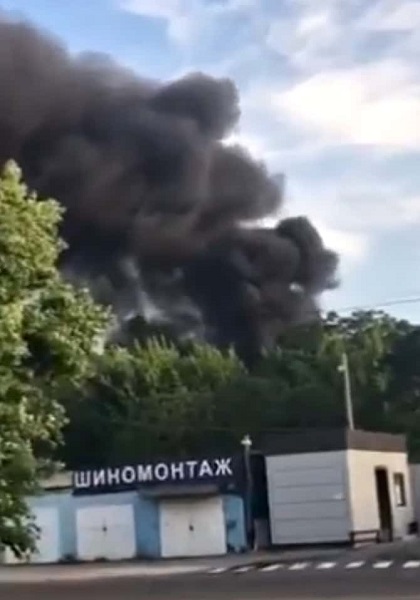 В Одессе вспыхнул масштабный пожар: горит склад на территории бывшей воинской части (фото)