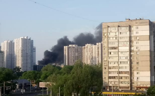 В Одессе вспыхнул масштабный пожар: горит склад на территории бывшей воинской части (фото)