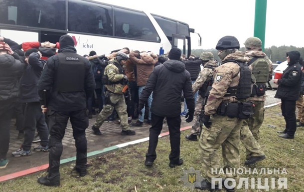 В Одессе задержали два автобуса с вооруженными людьми