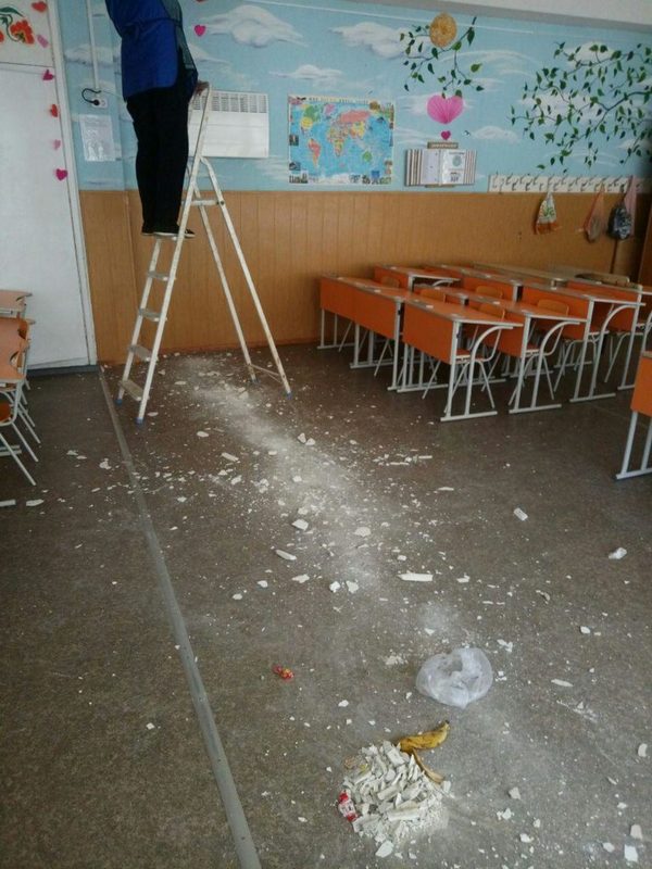 В одной из школ Днепра на перемене обвалился потолок: фото с места ЧП