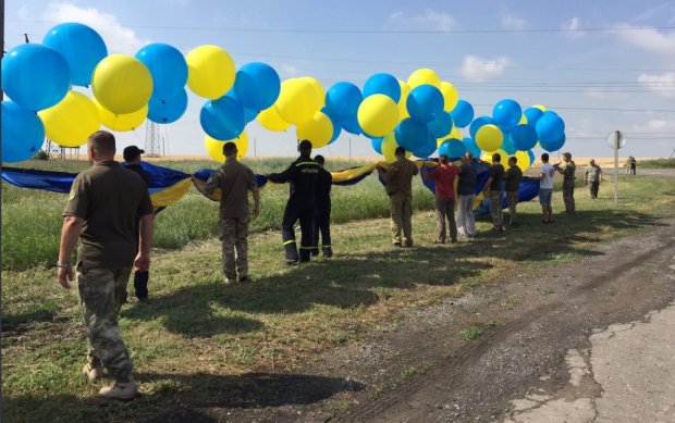 В окупованому РФ Донецьку під гімн України вивісили прапор: фото, відео