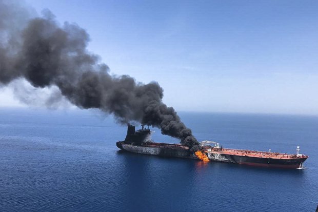 В Оманском заливе произошли взрывы на танкерах, США обвиняют Иран