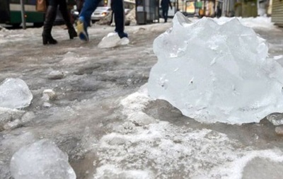 В Полтаве сосулька упала девушке на голову