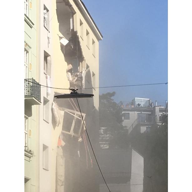 В результате мощного взрыва в Вене на прохожих обрушился пятиэтажный дом: первые фото