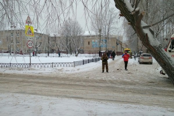 В РФ двое в масках напали на школу: восемь раненых