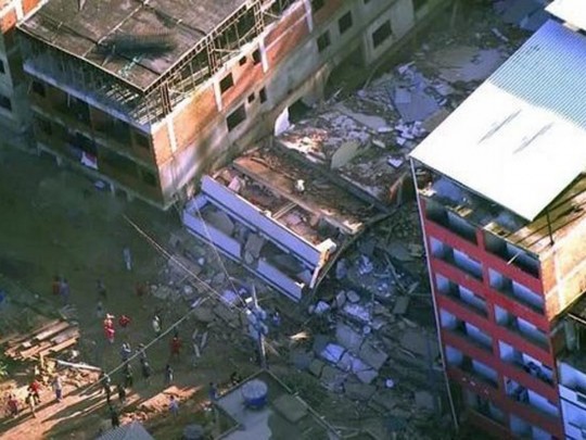В Рио-де-Жанейро обрушились два жилых дома: есть погибшие, под обломками ищут людей (видео)