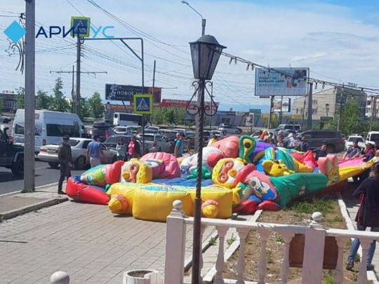В России батут с детьми унесло ветром: много пострадавших (видео)