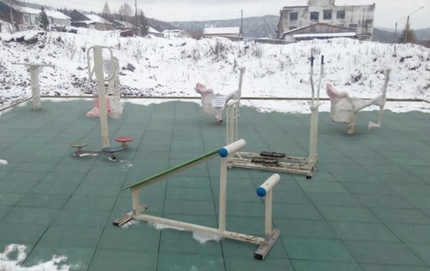 В России достроили детскую площадку при помощи фотошопа