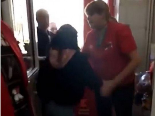 В России подростки устроили драку с сотрудниками супермаркета, когда те поймали их на краже: шокирующее видео
