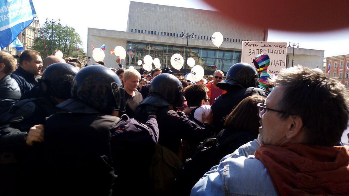 В России участников первомайских демонстраций задерживают десятками (фото)