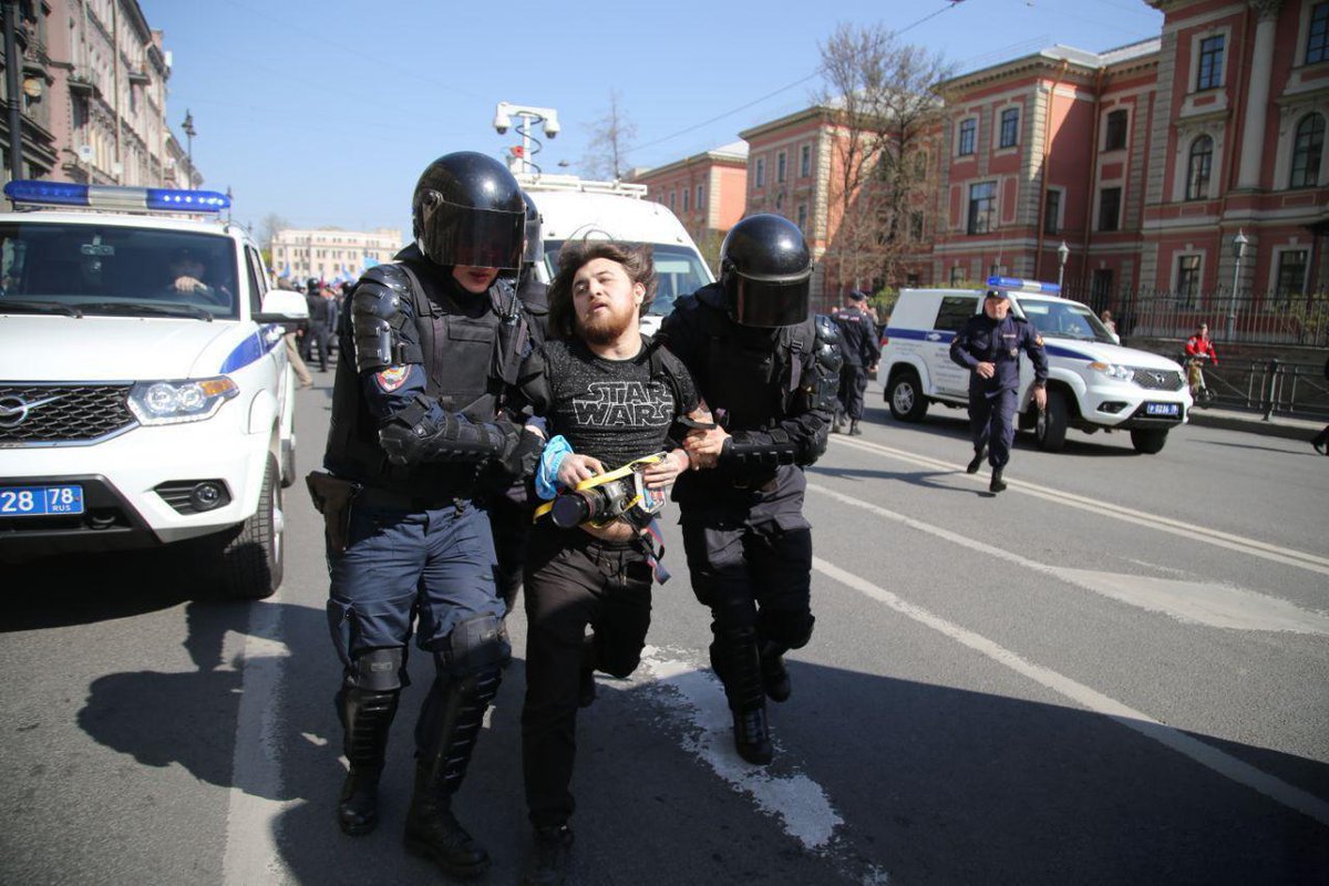 В России участников первомайских демонстраций задерживают десятками (фото)