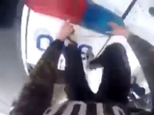 В Ровно хулиган пробежался по машине полиции и снял это на видео
