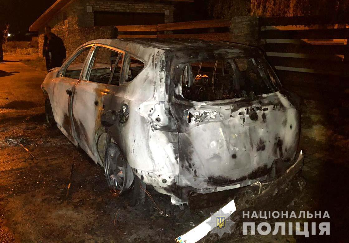 В Ровно сожгли автомобиль депутата: фото и видео с места происшествия