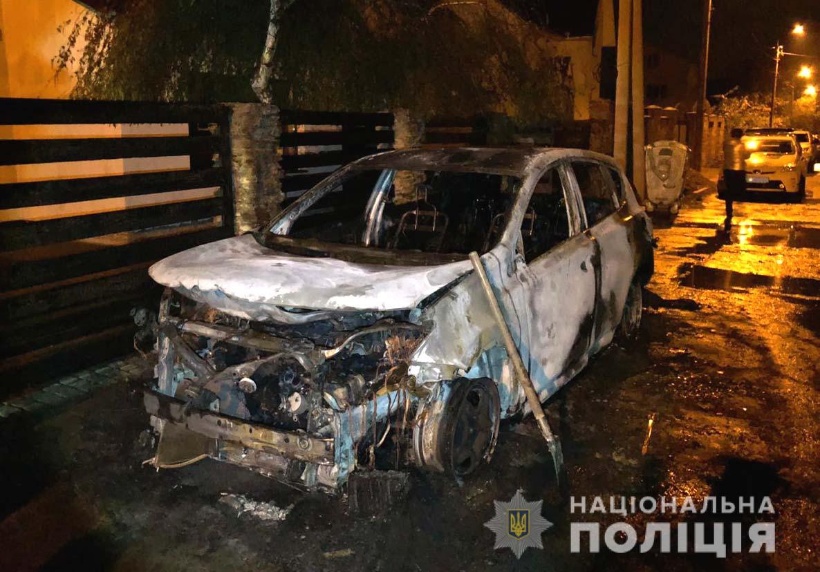 В Ровно сожгли автомобиль депутата: фото и видео с места происшествия