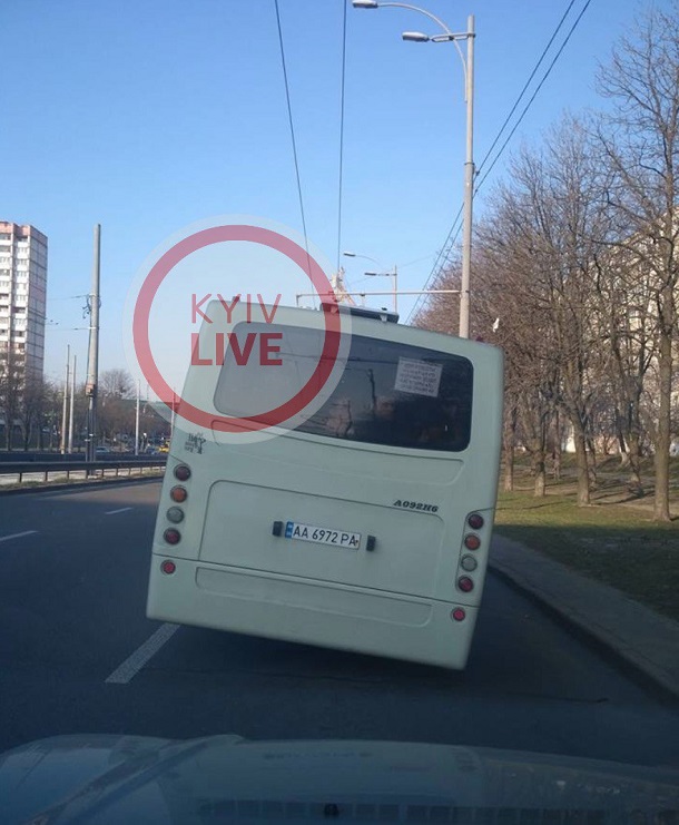 В сеть попали фото маршрутки, которая цепляет асфальт