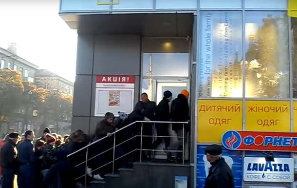 В Сети обсуждают очередь в секонд-хенд Запорожья