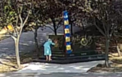В Сети показали, кто разрисовал свастикой памятник в Николаеве
